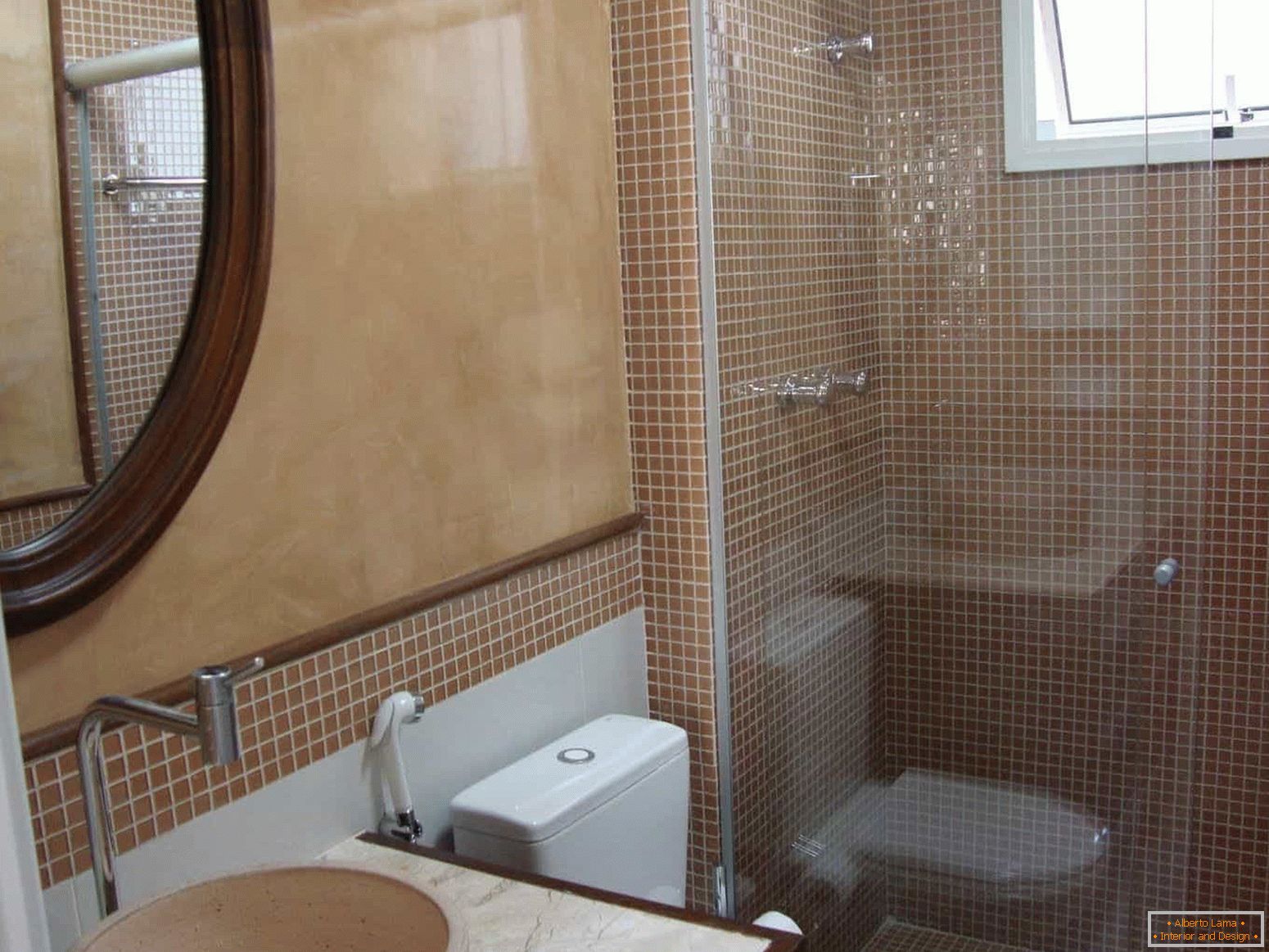 Il mosaico è popolare nel rifinire il bagno in una casa del pannello