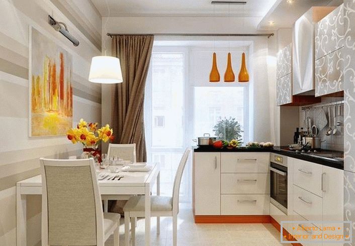 Design elegante per interni cucina 12 metri quadrati. Gli accenti di arancione rendono la stanza più calda.