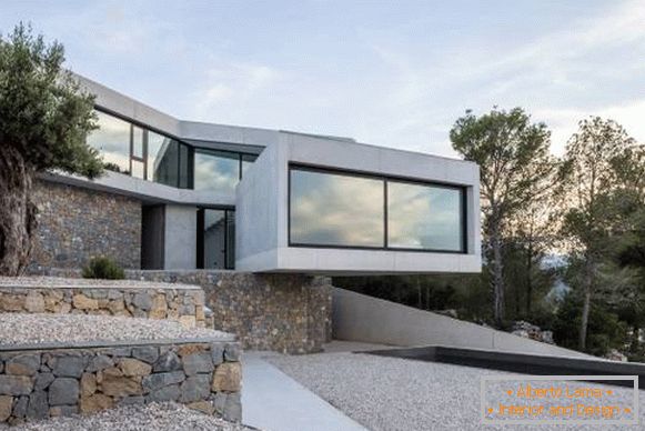 Costruire una casa nello stile di alta tecnologia, cemento e pietra