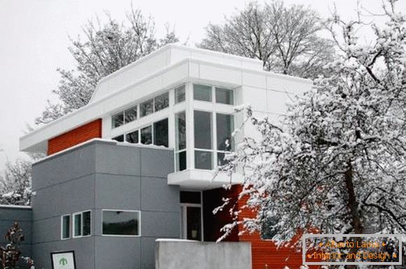 Design di una casa privata in stile high-tech e colori diversi