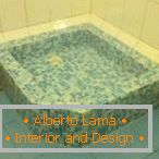Mosaico blu nel design della doccia