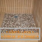Mosaico sul pavimento sotto la doccia