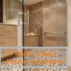 Mosaico nei toni del marrone nella decorazione del bagno