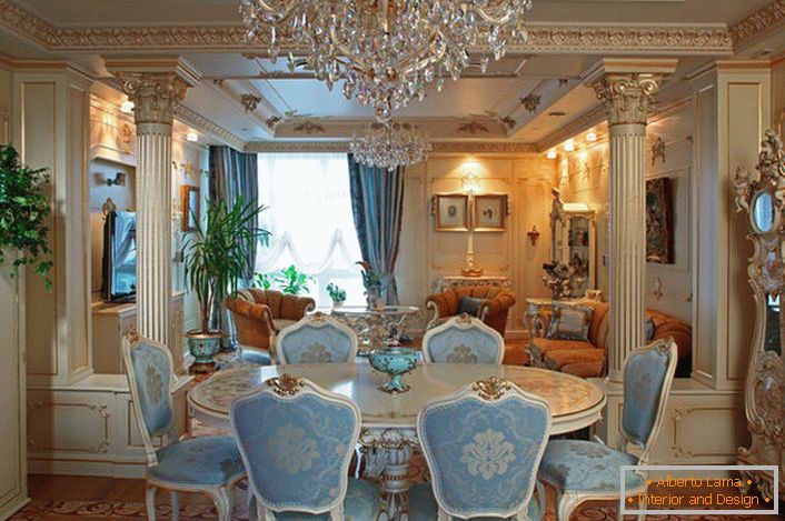 La lussuosa sala da pranzo è decorata in stile barocco.