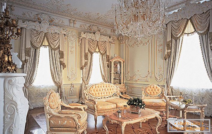 Grandi finestre nel soggiorno in stile barocco.