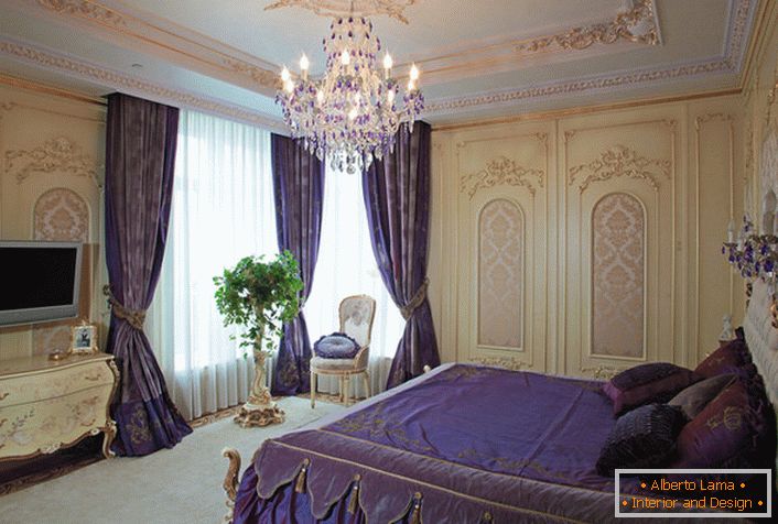 Per progettare una camera da letto in stile barocco, il designer ha usato accenti viola scuro.