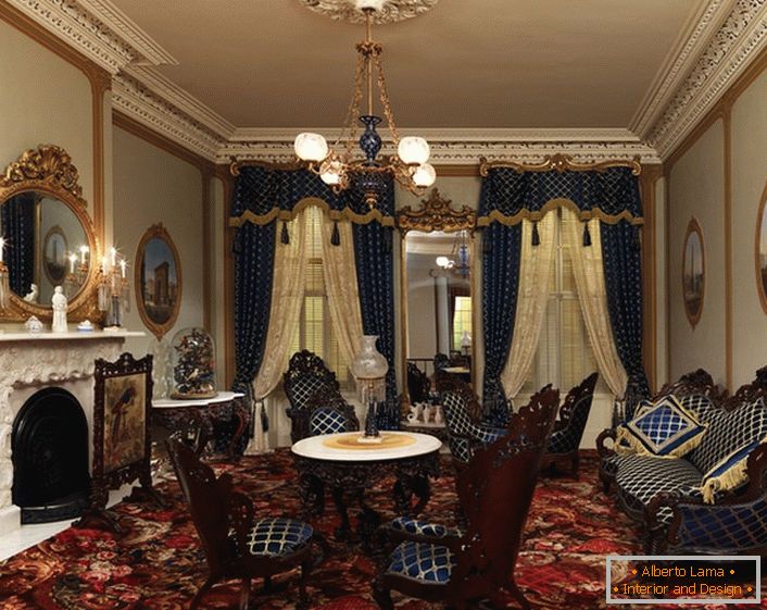 I mobili e le tende da tappezzeria sono fatti da un tessuto in una gabbia blu scuro. Nella migliore tradizione dello stile barocco, gli elementi interni sono decorati con elementi d'oro.