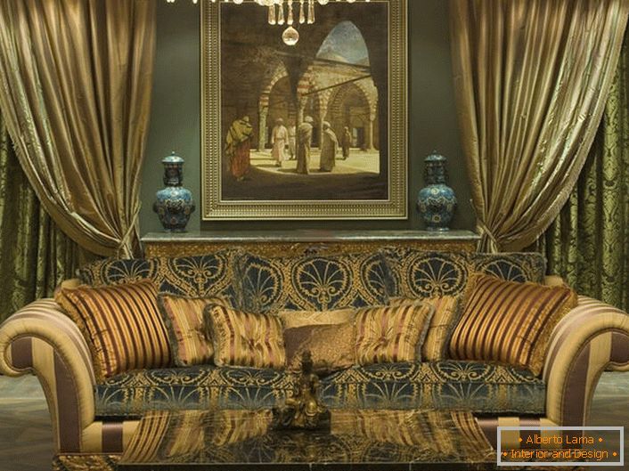 Un elegante divano dalle forme morbide è decorato con cuscini di varie dimensioni secondo lo stile del barocco.