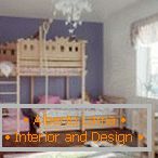 Camera per bambini con un letto a due piani in legno