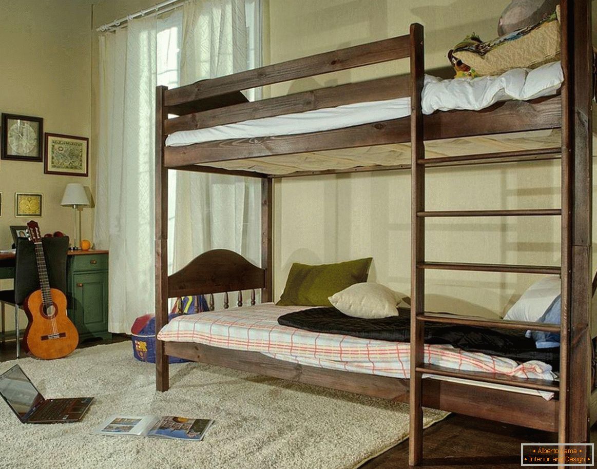 Una stanza per un adolescente con un letto a castello in legno