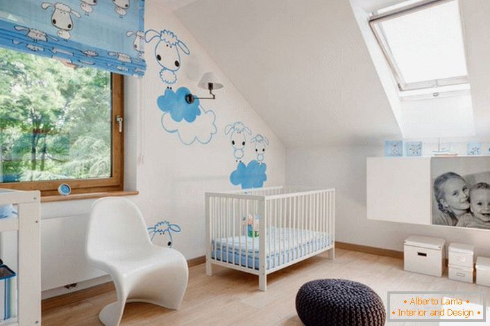 Il design degli interni della camera dei bambini in stile scandinavo è interessante con il design creativo delle pareti. Disegni-adesivi - un'opzione adatta per l'arredamento dei bambini.