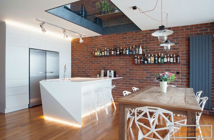 La cucina è decorata in un moderno stile loft. Mobili interessanti rendono gli interni luminosi, eccentrici e memorabili.