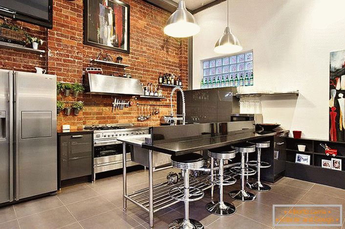 I mobili in acciaio cromato si adattano perfettamente alla cucina in stile loft. Lo spazio correttamente organizzato non è solo pratico e funzionale, ma anche accogliente.