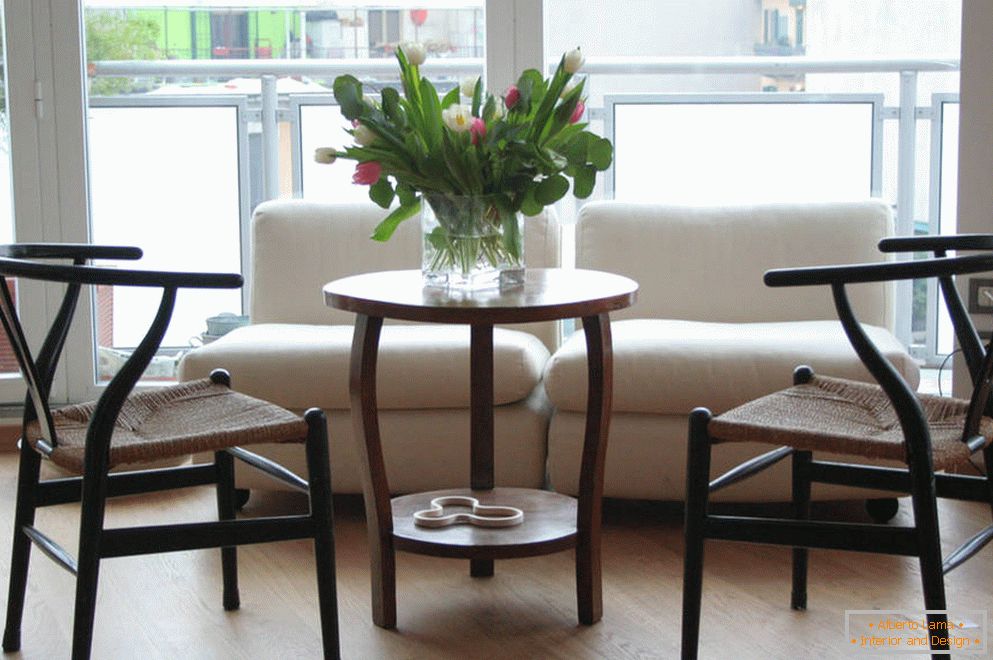 Forme insolite per sedie e un tavolo con fiori