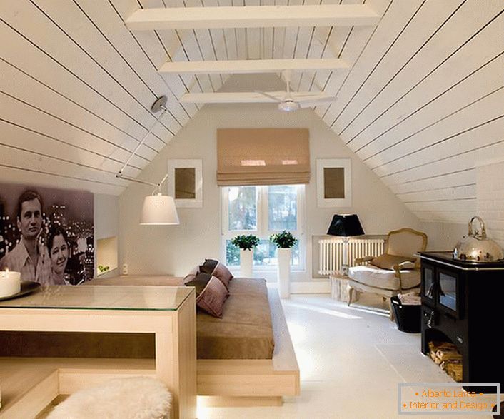 L'attico è decorato in stile minimalista con note chalet. Lo spirito dello stile del villaggio rende la camera speciale e memorabile.