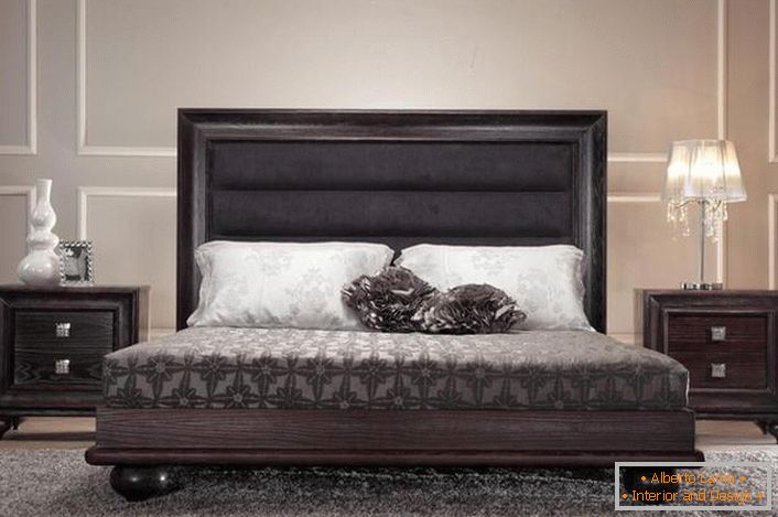 Un letto in wengé con un'alta testata morbida è una soluzione insolita e creativa per un comune appartamento cittadino.
