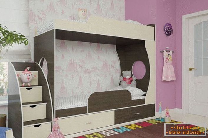 La camera dei bambini della giovane donna è decorata con mobili Wenge.