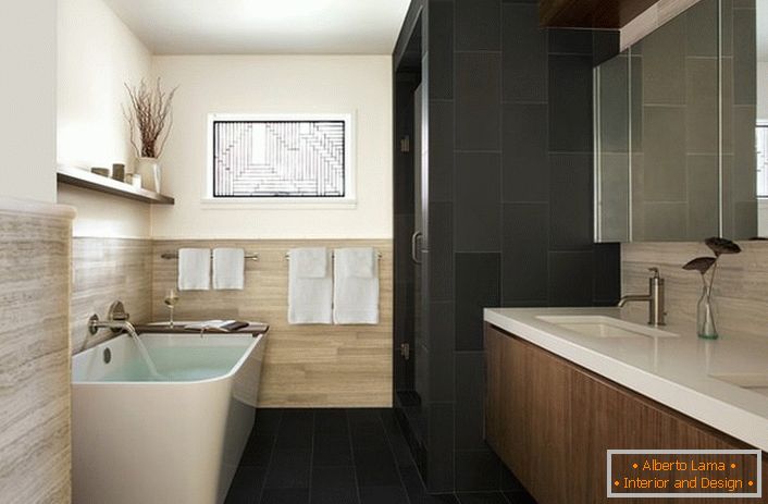 Lo stile dell'Art Nouveau è inerente all'uso di materiali naturali per la decorazione. I pannelli in legno chiaro rendono l'atmosfera del bagno nobile e raffinata.