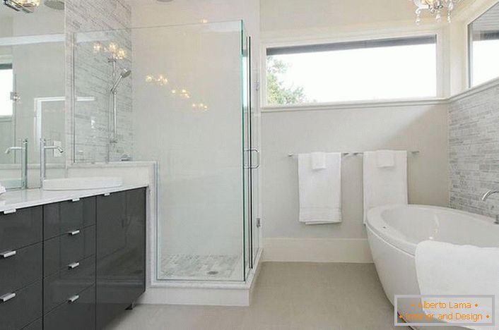 Un ampio bagno modernista con la giusta illuminazione è decorato dal famoso designer di Francia. 