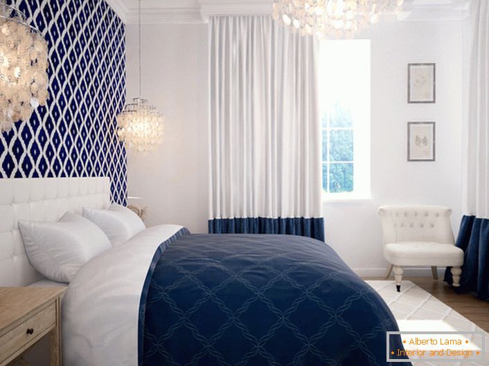 La camera da letto in stile mediterraneo è caratterizzata da un design sobrio. La vantaggiosa combinazione di colori bianco e blu proietta motivi di mare e set per il riposo.