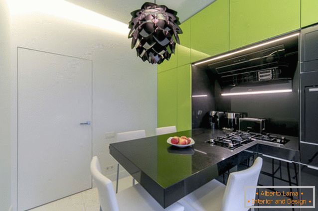 Design moderno della cucina nei colori bianco e verde di V. Kazachenkova in Russia