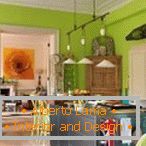 Cucina con pareti verde chiaro