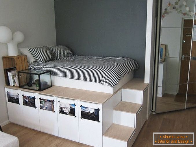 Dormiente sul podio per aumentare lo spazio nella camera da letto