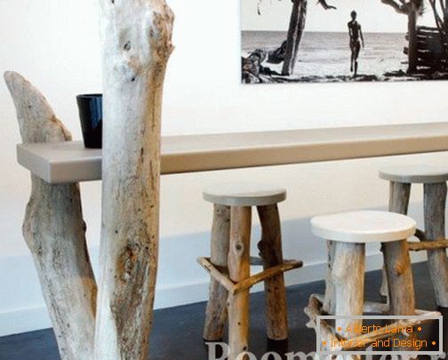 Sgabelli e tavolo con gambe da tronchi d'albero
