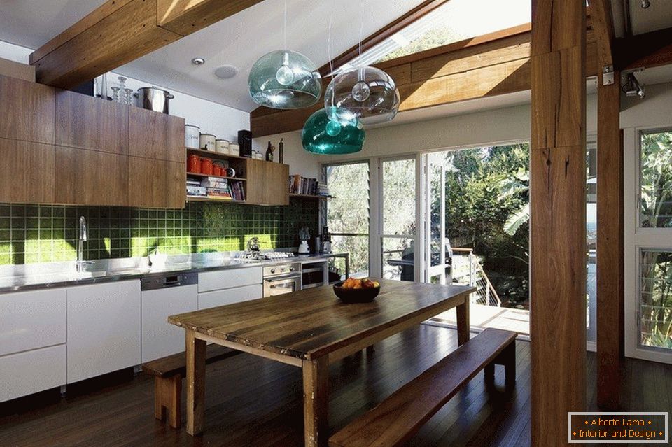 Travi in ​​legno e mobili in cucina in stile eco