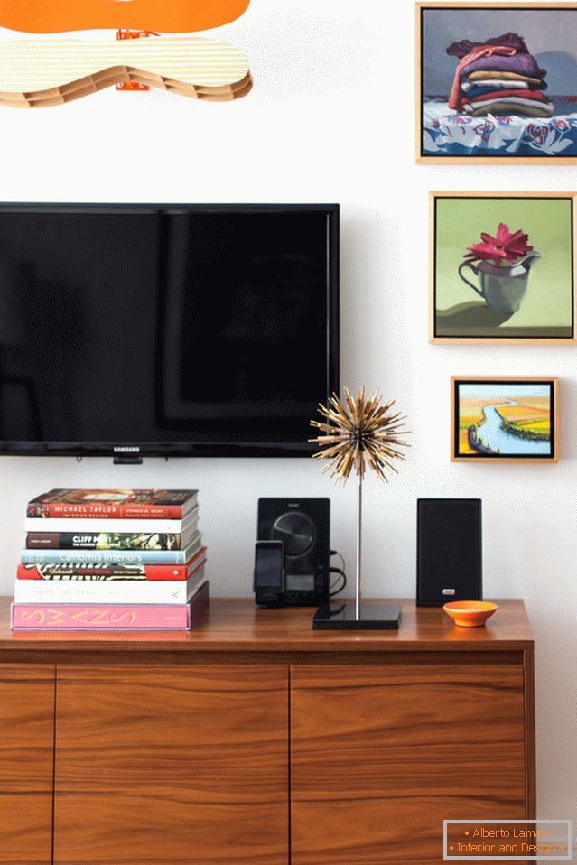 TV sopra la console nel soggiorno di un piccolo appartamento a San Francisco