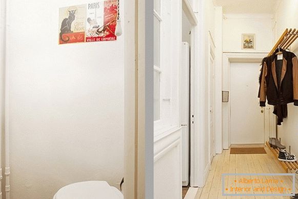 Interno degli appartamenti del corridoio e dei servizi igienici in Svezia