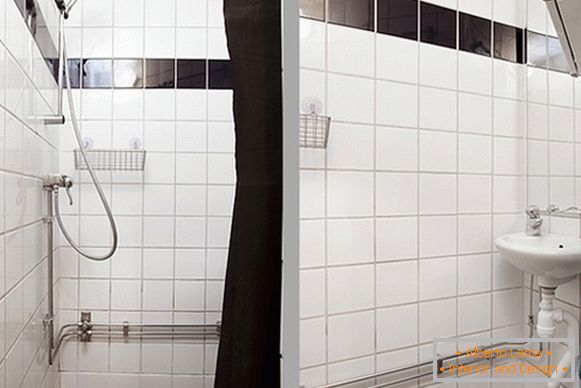 Interno di un confortevole appartamento con doccia in Svezia