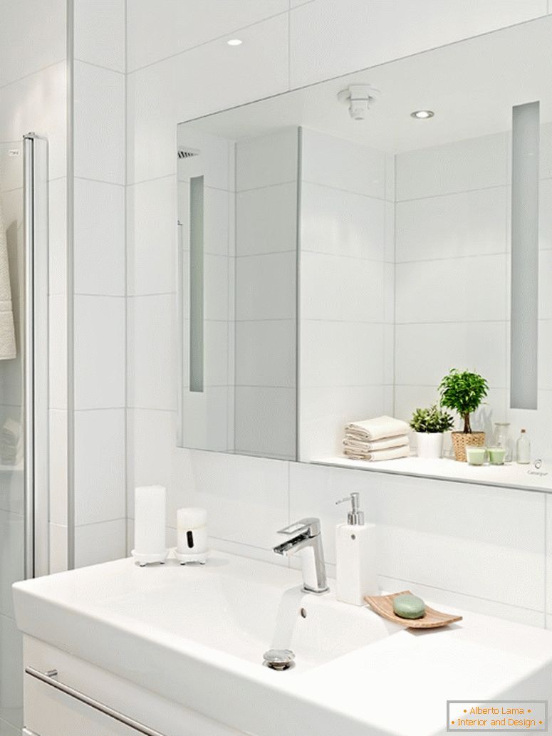 Interno di un moderno appartamento per il bagno in Svezia