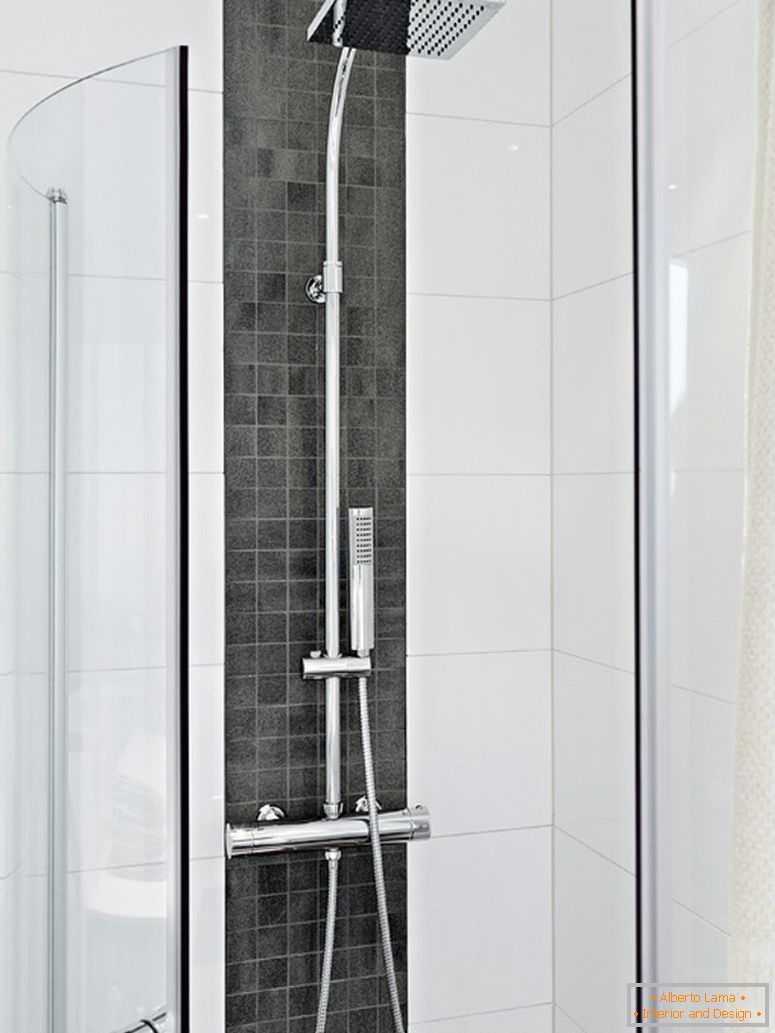 Interno di un moderno appartamento doccia in Svezia