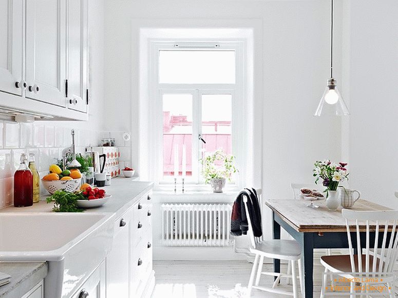 Interno di appartamenti da cucina moderni in Svezia