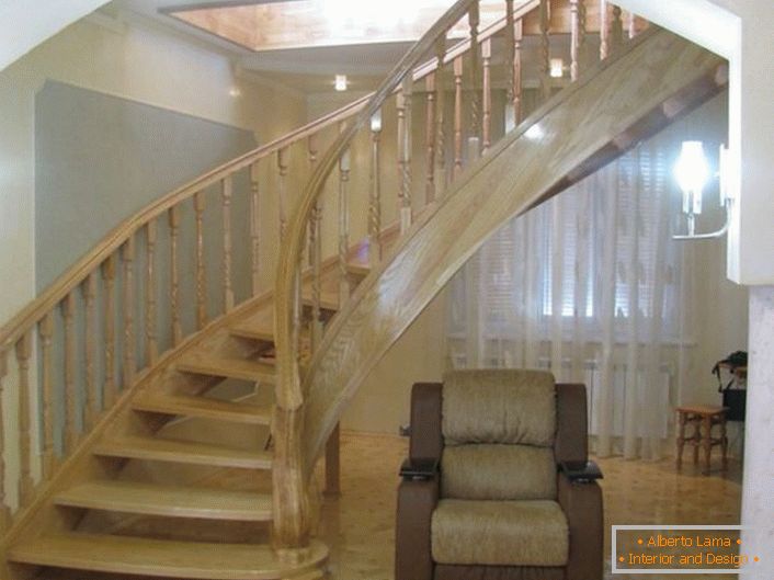 Elegante scalinata dal design originale. Il design della scala è in rovere chiaro nobile.