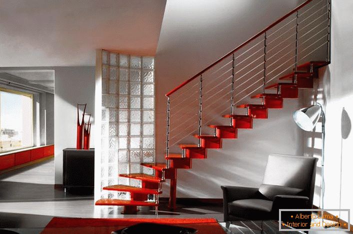 Un elegante esempio di una rampa di scale per l'interno della casa nello stile di alta tecnologia. Se lo desideri, puoi mettere un altro supporto nel mezzo della durata.