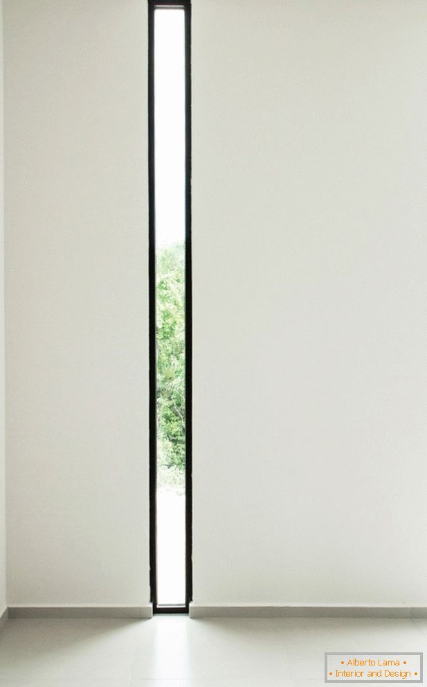 Un'insolita finestra lunga ma stretta dal pavimento al soffitto