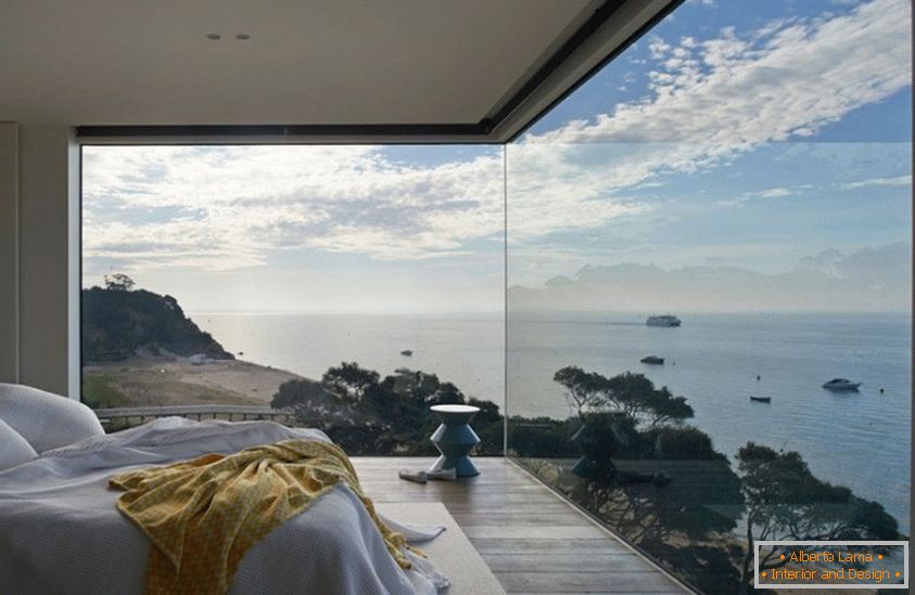 Finestre panoramiche nella camera da letto