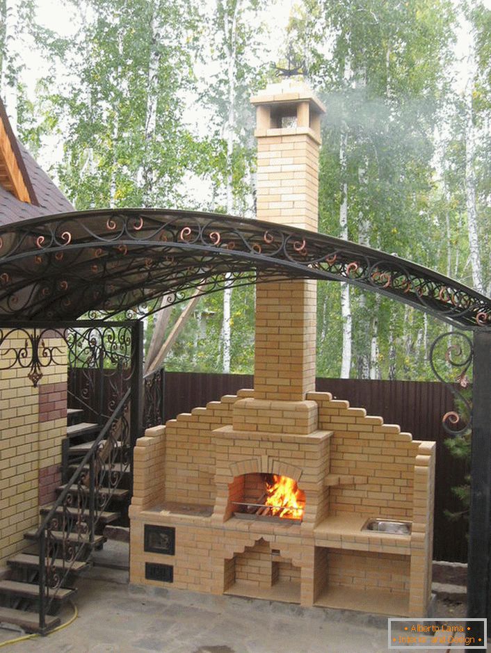 Semplice in esecuzione, un elegante forno a legna in una casa di periferia vicino a Mosca. 