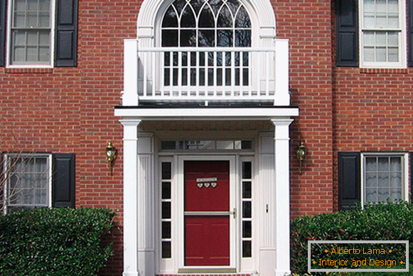 Stucco bianco contro la facciata in mattoni rossi