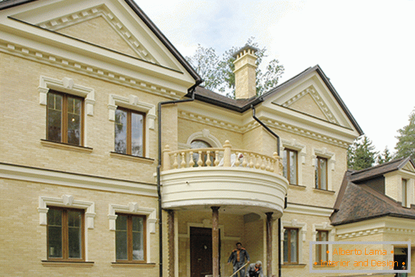 Facciata di case con decorazione in stucco poliuretanico