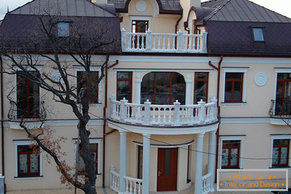 Decorazione della facciata in poliuretano nel design di una villa di campagna
