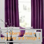 Cuscini viola e bianchi su un divano bianco