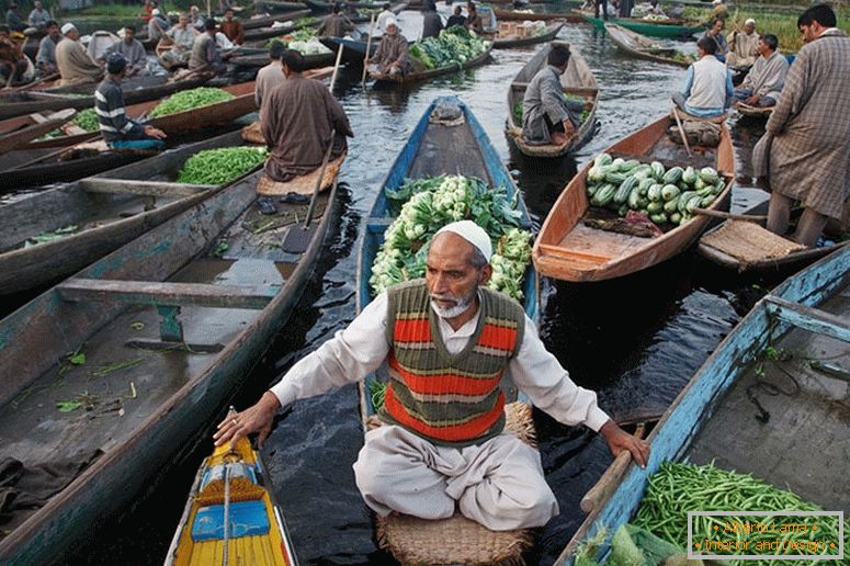 Venditore su una barca, India