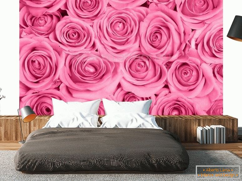 Rose luminose sul muro della camera da letto
