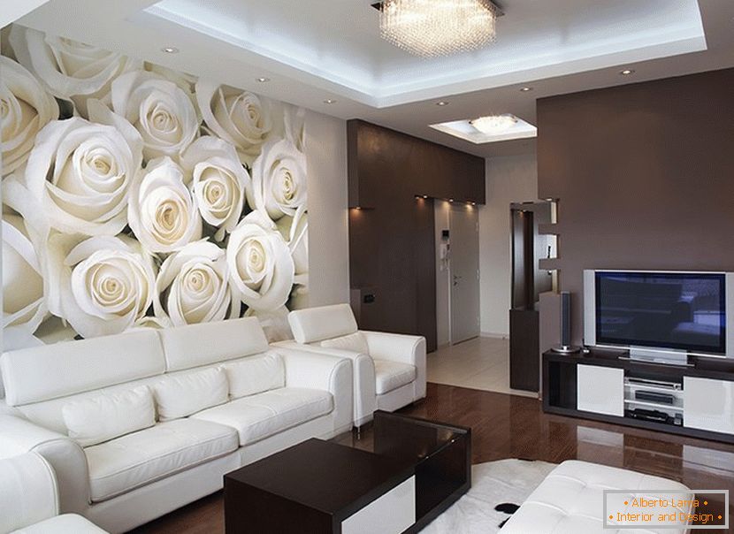 Rose bianche sul muro nel soggiorno