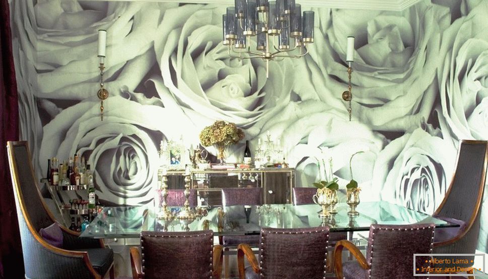 Decor parete con rose nella sala da pranzo