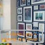 Un sacco di cornici per foto sul muro in cucina