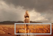 Photoshoot nel deserto con la modella Hannah Kirkelie
